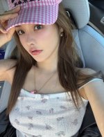 小香 2025春夏新款 彩色印花图案背心 领口正中点缀立体缎面蝴蝶结舒适有弹力成衣满布细密镂空 以粉蓝可爱图案和卡通风格双C标作为设计亮点若隐若现性感中透露可爱