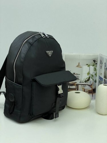 一直有货 可常年卖 不断货，专柜普拉达双肩包 可男女情侣同款的一款双肩包，普拉达三角牌家专用尼龙布，材质轻便舒适，大容量，出门必须品统统可以装进去，简单利落，背