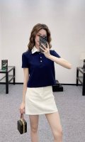 va家春夏新款 非常喜欢的一款刺绣订珠T恤 真的太懂女孩子心思了 财阀千金 甜美花边刺绣娃娃领 细节满满 品质也很到位 面料成分： 100%棉 颜色：丈青色 红