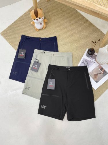 Arc'teryx始祖鸟都市机能轻量化防泼水透气弹力兼备工装登山短裤 这款轻量.耐磨.耐候的软壳短裤，适合温暖气候中的攀岩，面料拼接分区贴身设计 ，在需要的部位