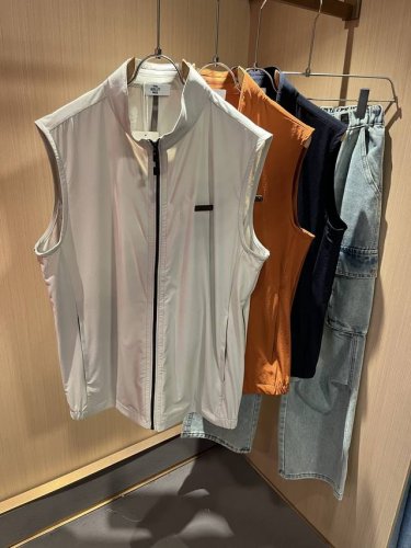 berlut**布鲁* 2025春夏新款男士马甲夹克，极简低调奢华风格打造 胸前布鲁提字母标识皮革Logo设计！透气性超级好。手感软糯，受到了越来越多的时尚人士