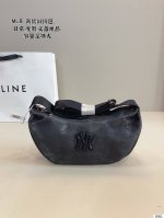 Mlb 新款斜挎包.真的超级好搭配 无论是开春的卫衣 毛衣 衬衫 还是夏天的辣妹风短衣 T恤 它都会给你的穿搭加点缀 相得益彰！ 尺寸：22*7*14Cm