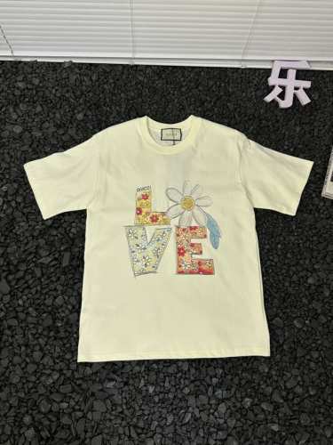 古驰Gucci男女同款户外运动吸汗透气宽松潮酷时尚纯棉短袖设计感花束的爱图案落肩袖T恤 还在为搭配烦恼？Gucci花束的爱图案短袖T恤堪称衣橱里的“万能钥匙”！