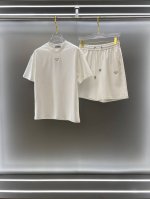 prada 普拉达 高端定制 2025春夏新款首发专柜最新款短袖短裤休闲套装 高端订制 设计前卫时尚！品牌Logo重工艺设计 高端定制纯棉面料.手感柔软.穿着舒