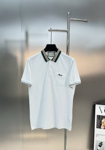 Gucc*古齐25S新品翻领polo.原单推荐 这款纯棉polo衫采用亮眼的撞色条纹衣领 经典Gucci配色.胸口口袋刺绣设计.以此致敬Gucci悠久的设计传承