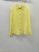 Miumi*25新款纯色衬衣 胸前Miu字母刺绣衬衫 基础经久不衰，未来可以穿很多年！上身之后，飘逸感十足，很有法式的慵懒精髓，随便搭条牛仔裤就是Ins博主风！