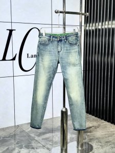 纪梵希 2025Ss春夏 新款休闲牛仔裤 高端定制系列 进口高密度定制纯棉单宁面料 舒适柔软亲肤 5笔挺不易起皱 简单明了 超级百搭上身效果超级棒时尚百搭 笔挺