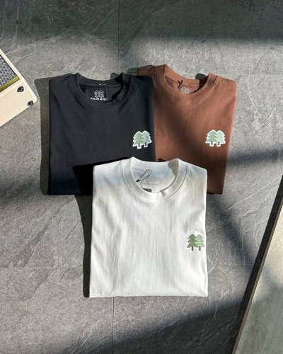 kolon Sport 可隆夏季新款插画T袖，原版纯棉面料，舒适透气！ 选用高品质330G定织双纱的纯棉面料，不仅触感柔软，贴近肌肤时毫无刺痒感。 经典圆领设计