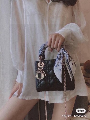 Dior 迪奥戴妃包三格漆皮 一眼戴妃已定情，此生无悔入Dior ！ 三格小小的，自带年轻感，黑色又显成熟韵味，所以说非常百搭。配小裙子复古俏皮，配大衣又气场全
