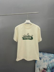 burberry巴宝莉2025春夏经典印花圆领短袖T恤采用280克双纱精棉 衣服偏厚使整体高透气和柔软性 高版本 三标齐全 男女同款 颜色 白色 黑色 灰色 杏