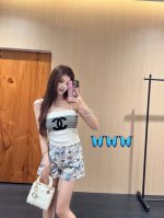 上新 Diro 迪奥 25Ss定制花卉蝴蝶短裤 终于找到这条超好看的短裤～ Dr2025新款上架 也是Cd偏爱的主题元素 采用纯棉牛仔面料 3D直喷工艺定制花卉