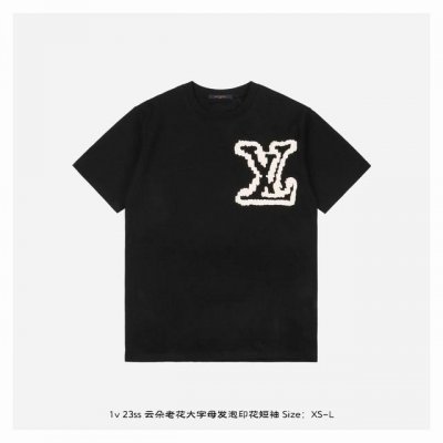 LV 23Ss 云朵老花大字母发泡印花短袖 面料采用 克重精梳棉 定制32支1*1螺纹 成衣两遍水洗处 面料舒适亲肤无异感 定制定染面料 纺织密度高 垂感佳 不