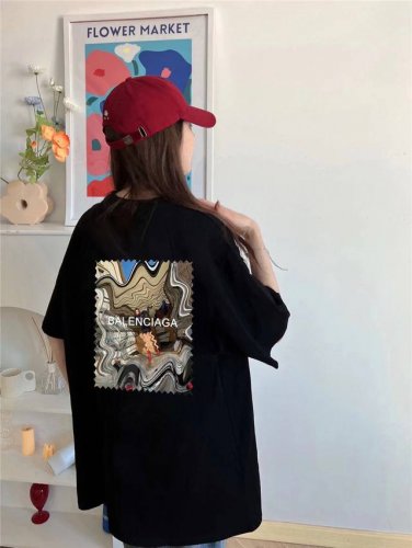 Balenciaga巴黎世家曲扭人像短袖半袖T恤 采用260G双纱100%新疆精梳纯棉面料 采用过肩拉条工艺，百洗不变形！ -采用高端印花，百洗不开裂！ 宽松版