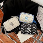 Xy潮包上新， 款号：2502款 P50 产品名称：Mlb经典迷你斜挎包 尺 寸:长19Cm* 宽7Cm* 高13Cm 颜色：黑、米白、蓝色 时尚出街，百搭潮流