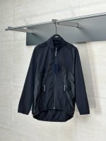 LV* 路易 25Fw新款连帽防晒衣外套 采用进口轻薄防晒材质 透气舒适 饰以下摆松紧调节设计 增添造型层次感 拼接提花暗纹徽标与后背字母点缀 彰显品牌调性 抽