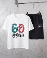古奇 独家专供新款潮男时尚圆领短袖短裤套装 潮流时尚休闲短袖套装 透气舒适度高 细节无可挑剔 品牌元素设计理念 体现高品质 呈现休闲裁剪 上身版型超赞 材质 2