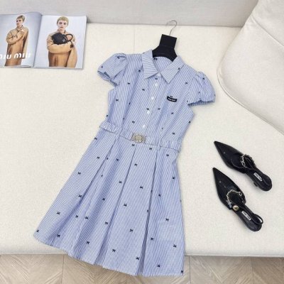别致时髦感 Miu 25Ss 春夏最新款蝴蝶结提织图案衬衫连衣裙 0001Fa75很强的设计感 腰部是立体收腰设计 整个下摆是压褶裙摆 版型很特别 上身自动藏肉