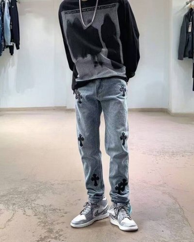 上新 Chrome Hearts 克罗心专柜品质情侣款十字架水洗牛仔裤。 经典十字架Logo 爆款 ！面料采用新疆棉纺织， 原单品质推荐闭眼入，手感超级细腻，上