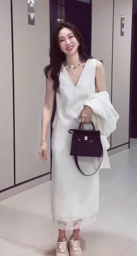 无敌爆款 重磅高级V领拼接蕾丝亚麻连衣裙 后背镂空小心机独特设计 简约V领型精致感十足，恰到好处地露出锁骨和背部线条 体态莞美气质絕佳，既美貌又实穿，简而不凡S