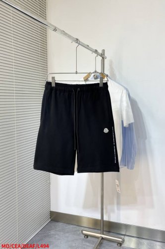 L494 Momoner&藤原浩联名棉质饰章短裤 面料选择： 采用100%纯棉打造，表面经过起绒处理之后形成的棉质抓绒面料，其触感柔软细腻，绒毛分布均匀。棉纤维