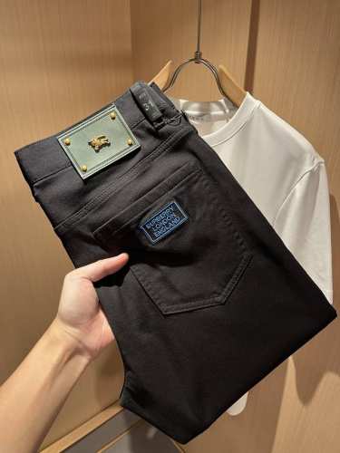 Burber*Y巴*莉 2025早春新品男士高端休闲百搭牛仔裤！对于Bur粉丝来说，这样大气的经典设计足矣一眼种草，是今年Bur所有牛仔裤当中最帅的一个系列，我