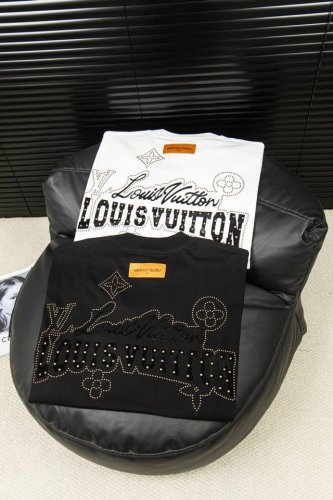款号：W90 Louis Vuitton 路易威登 2025Ss植绒铆钉短袖T恤 Louis Vuitton法国路威酩轩集团-Lvmh旗下品牌 著名奢侈品箱包和