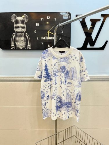 款号154 Louis Vuitton Lv城市涂鸦印花短袖 采用280G纯棉双纱面料 上身舒适柔软 透气性强 全身采用数码直喷工艺呈现元素设计 图形还原度高