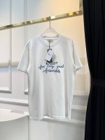 cd 蓝色刺绣字母 T恤 这款T恤展示来自 Dior And Hylton Nel 联名系列的Dior For My Real Friends 标志。采用海军蓝