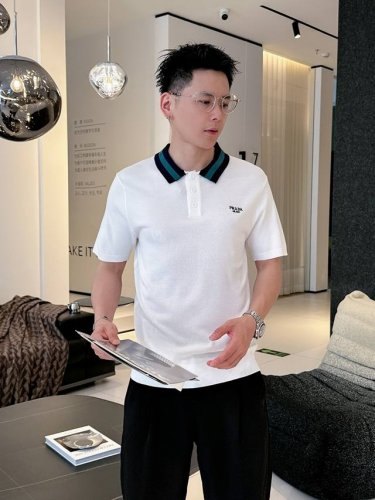 普拉达 2025 新品短袖Polo，帅气时尚，顶级定位顶织字母Logo，简约百搭款。面料针织 不仅挺括，保持潮流的廓形，又穿着舒适，纱织更细腻，码数M-3Xl