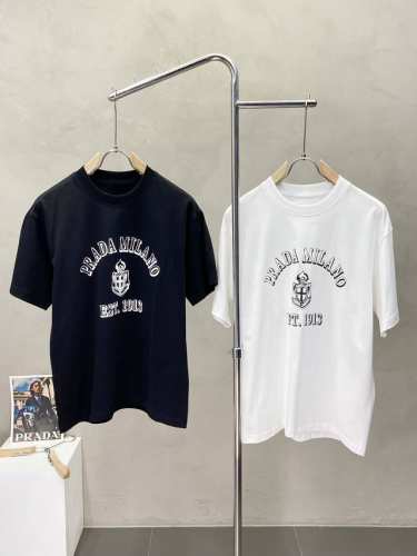 prada普拉达独家专供新款男士休闲短袖 高端定制 高端版本 时尚百搭爆款进口面料 手感超柔软细腻 穿着亲肤舒适 高端精品 代工厂P精细做工 上身非常赞 男士必