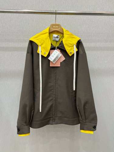 Miumi* 25Fw早秋新款 徽标拉链连帽夹克外套丨独家高版出品 时髦配色穿搭 可甜可盐的运动少女风 定制羊毛面料轻盈舒适质感超赞 百搭不挑人上身美的不要不要
