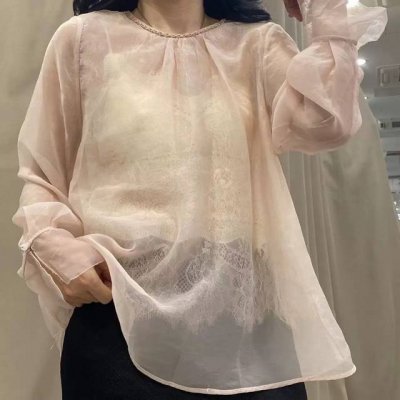 优雅名媛钻领蕾丝拼接小衫 宽松H版型包容身材干净利落，舒适有余量，内里蕾丝拼接似透非透感拿捏精妙，犹如开了一层滤镜，打造梦幻光泽空气感，行走间衣摆轻摇，灵动又迷