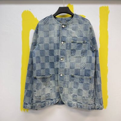 P4901V Ddamier提花砂洗无领牛仔夹克 Size:S-Xl 本款牛仔夹克选材3D Damier提花面料，展现Pharrell Williams 于 春
