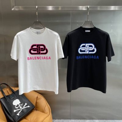 巴黎家 巴黎世家短袖 简约又经典，胸前那大大的蓝白相间的“Bb”标志和“Balenciaga”字样，醒目又独特，充满了潮流感 。面料质感很好，亲肤又透气，S-X