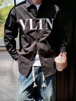 Vtaenlitn高定款 华伦天奴 新款衬衫 打造时装艺术感 立体剪裁修身版型 上身效果很帅气 微彰显品位 整体细节可以对比 效果非常有型 单穿内搭都个性出众