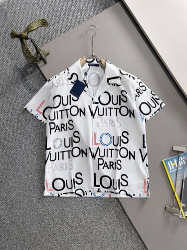 Lv2025夏季经典Logo设计满印衬衫，轻薄棉质全身数码印花，采用优质聚酯纤维面料，精心打造标准版型，休闲时刻百搭款！经典Logo非常养眼醒目，彰显出高奢的逼