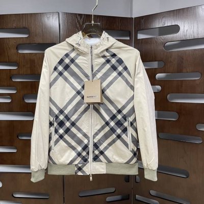 qiu Burberry 巴宝莉。双面穿 2025秋冬休闲夹克外套，最新时尚休闲拉链夹克，时尚连帽夹克外套此款夹克外套选用专业定制的轻薄科技面料制成，表面整洁光