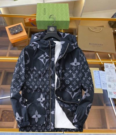 路易威登Lv 2025春季新款休闲夹克外套，最新时尚休闲夹克，时尚夹克外套基础常规的连帽夹克版型裁剪，上身百搭简约不挑人，轻松应对各种场合与环境，属于日常通勤必
