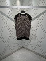 驴家 25Ss新款棉质背心以鲜明 Lv Stitch 提花织纹描摹袖珍 Lv 标识，再借典雅罗纹勾勒边缘设计。领口和衣袖装饰恰似 3D 绳索，刺绣 Marque