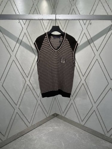 驴家 25Ss新款棉质背心以鲜明 Lv Stitch 提花织纹描摹袖珍 Lv 标识，再借典雅罗纹勾勒边缘设计。领口和衣袖装饰恰似 3D 绳索，刺绣 Marque