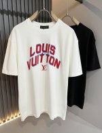 louisvuitt*路易*登 2025春夏全新系列单品上线，非常时髦前卫的一款男女同款短袖T恤，标识Logo图案压胶修饰！区别于以往的不同，宣示品牌传承多年的