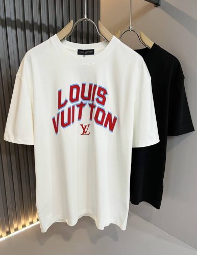 louisvuitt*路易*登 2025春夏全新系列单品上线，非常时髦前卫的一款男女同款短袖T恤，标识Logo图案压胶修饰！区别于以往的不同，宣示品牌传承多年的
