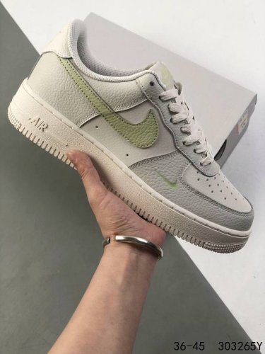 公司级带半码 耐克Nike Air Force 1 Low 空军一号 低帮百搭休闲运动板鞋 柔软 弹性十足的缓震性能和出色的中底设计 横跨复古与现代的外型结合
