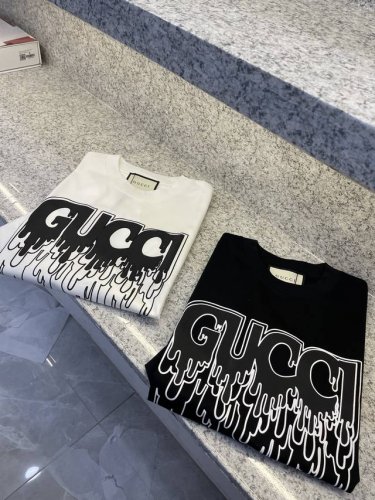 Guci古倚25 Ss新品春夏首发专柜 最新款短袖圆领T恤高端订制 设计前卫时尚 品牌Logo重工艺设计高端定制欧棉180克面料手感柔软.穿着舒适.专柜级别精致