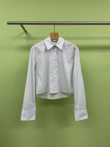 acne Studio 1996系列条纹高腰短款衬衫 春夏大热的火爆款 穿上它对短款上衣的热爱就会一发不可收拾 衬衫短半截显瘦显高值拉满 短款设计刚好露出小蛮腰