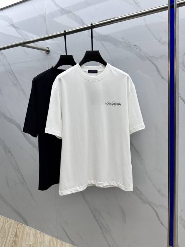 lv*路易威登 2025Fw春夏新品圆领微阔打底外穿T恤，立体Logo提花满印，手感面糯有骨感，柔而有韧性。工艺处理，韧性和抗皱性能得到大幅度提高。胸前Logo