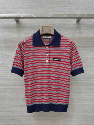 原单品质 Miu系25春夏新品！条纹针织Polo短袖上衣。定染色系100%羊毛纱线细腻柔软的手感超赞！线条间色提花工艺，Logo字母低调奢华。气质小翻领甜美少女