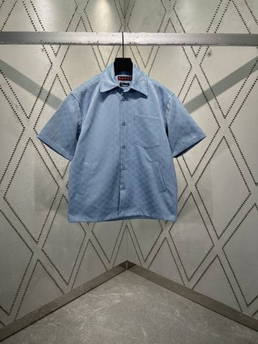 G家 25Ss新款衬衫采用宽松方形剪裁，搭配尖领与胸前口袋。浅蓝色Gg棉布提花面料，别具雅致风范。 码数：46.48.50.52.