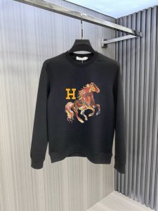 P200 爱马仕。2025早春 专柜圆领卫衣面料采用350克单股毛圈定染花灰 螺纹采用1*1配套螺纹 同缸定染配色 面料经过水洗与固色和加柔工艺 有效固定衣服版