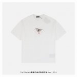 prada 普拉达 25Ss 大小重叠三角标刺绣短袖 面料采用230克重精梳棉，定制32支1*1螺纹，成衣两遍水洗处理，面料舒适亲肤无异感，定制定染面料，纺织密